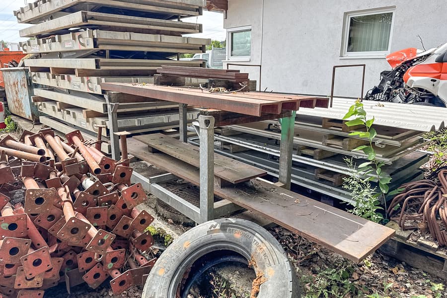Transportrahmen mit Eisenwaren